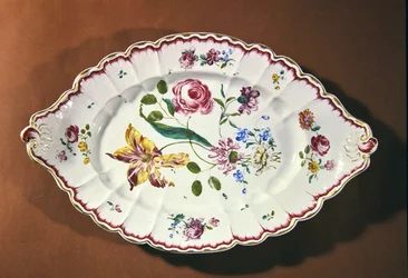 Plat de service pour une soupière