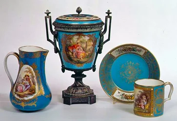 Cruche, tasse, urne et assiette bleu céleste de Sèvres, début du XVIIIe siècle