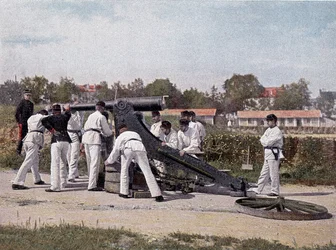 Tirer un canon de 95 depuis un poste de guet pour sièges et places - dans "Album militaire - artillerie à pied"