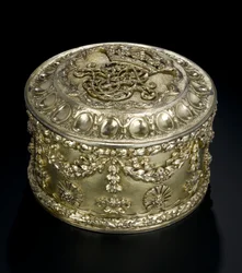 Boîte circulaire en vermeil avec couvercle du service de toilette Lennoxlove, appartenant à Frances Teresa Stewart, duchesse de Richmond et Lennox : Français, Paris, essayée entre avril et septembre 1672