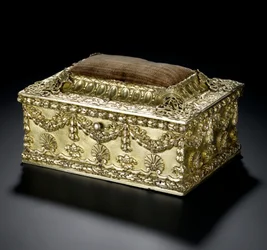Coffret rectangulaire en vermeil avec couvercle à charnière et coussin d