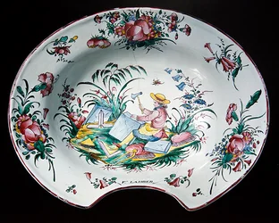 Assiette de Sinceny avec décoration de tailleur de pierre, vers 1780