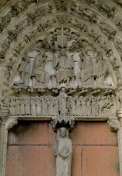 Tympan du portail sud représentant le Christ en trône avec une figure de Beau Christ sur le trumeau en dessous, 12e siècle