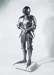 Armure avec poulaines, vers 1480