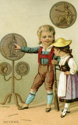 Garçon et fille suisses admirant un étalage de francs suisses, d