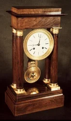 Pendule de table, piliers et entablement en bois poli, français, période du Premier Empire, début XIXe siècle