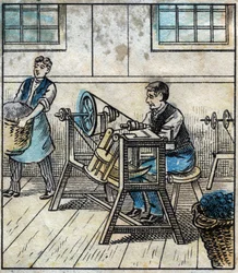 Textile, lin : atelier. Le fil à coudre est disposé sur des cartes ou des rouleaux en boule. Gravure. Imagerie d