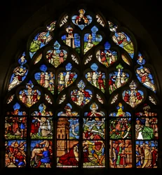 Le martyre de Sainte Barbara avec des scènes de sa vie au-dessus dans les lumières de la tracery