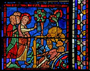 Le vitrail de Saint Martin : le saint fait tomber un arbre sur le païen