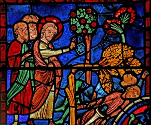Le vitrail de Saint Martin : le saint fait tomber un arbre sur le païen