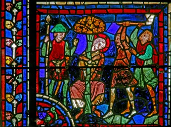 Le vitrail de Saint Martin : le saint est attaché à un arbre par deux brigands