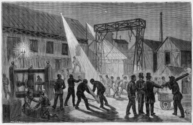 La station de « La chapelle » illuminée par la lumière électrique à la fin du 19ème siècle - Gravure dans « Sciences accessibles à tous - physique et chimie populaires » par Alexis Clerc. Fin du 19ème siècle. Collection privée.