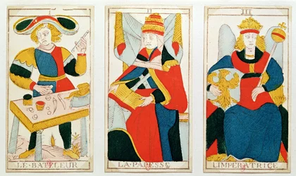 Trois cartes de tarot représentant le Bateleur, la Papesse et l