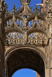 Tracery au-dessus de la porte sud