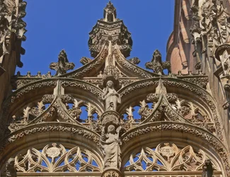 Tracery au-dessus de la porte sud