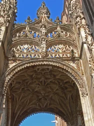 Tracery au-dessus de la porte sud
