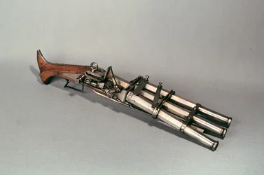 Pistolet à trois canons (bois et métal)