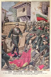 Tsar Ferdinand I (1861-1948) de Bulgarie marchant sur des drapeaux capturés pendant la guerre balkanique de 1912, novembre 1912