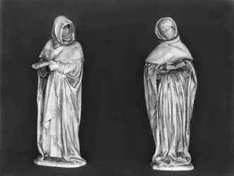 Deux pleureurs, du tombeau du Duc Jean de Berry (1340-1416) vers 1450-53 (albâtre)