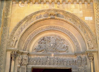 Tympan du porche représentant le Christ en majesté avec les symboles des évangélistes, c.1140-50
