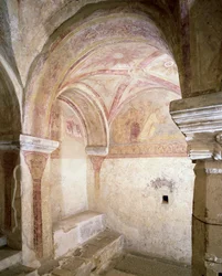 Vue des fresques carolingiennes dans la crypte intérieure, vers 858