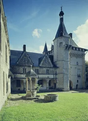 Vue de la cour avec le bâtiment principal et un puits, construit en 1520