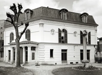 Vue de la façade de la Bibliothèque Marmottan depuis le jardin, construite entre 1880 et 1921