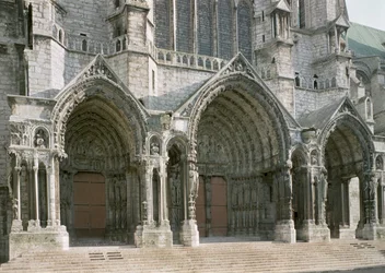 Vue des trois portails du transept nord