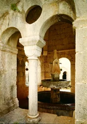 Vue de la fontaine utilisée par les moines dans le cloître