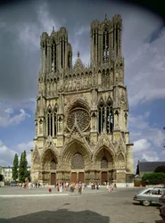 Vue de la façade ouest, commencée en 1231 et achevée en 1430