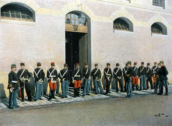 Classes de marche : les gardes républicains nouvellement admis sont sous-officiers ; ils reprennent leurs cours à pied sous la direction d