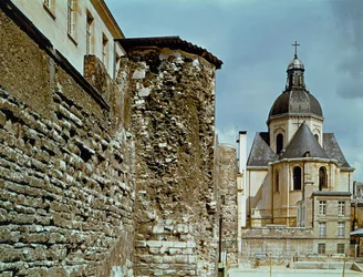 Mur de Philippe Auguste (1165-1223) rue des Jardins Saint-Paul