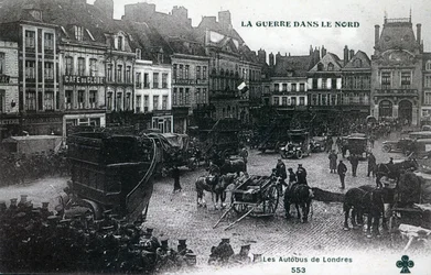 Guerre dans le Nord : Bus londoniens de la British Expeditionary Force sur la place principale de Béthune en 1915