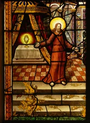 Fenêtre Charnier-10 représentant le Christ et l