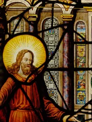 Fenêtre Charnier-10 représentant le Christ et l