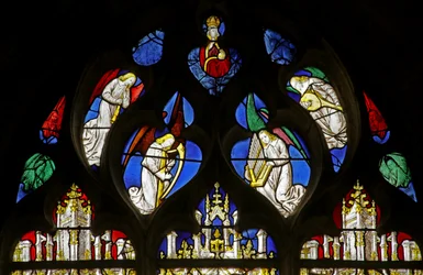 Vitrail représentant des Anges Musiciens avec Chalemie, Harpe, Orgue et Luth