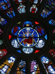 Vitrail représentant le Christ avec trois anges et trois âmes