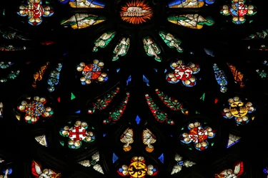 Fenêtre représentant un détail de la rosace ouest ; les armoiries incluent Montmorency-Laval, Bertrand Du Guesclin et Olivier de Clisson