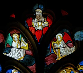 Fenêtre représentant des anges musiciens et Dieu