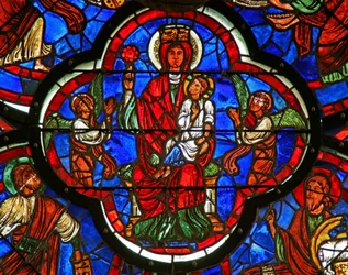 Vitrail représentant la Vierge tenant le Christ sur son genou et une rose dans sa main droite (détail)
