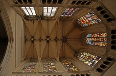 Vue de la fenêtre du chœur représentant les voûtes du chœur et les fenêtres du triforium du chœur