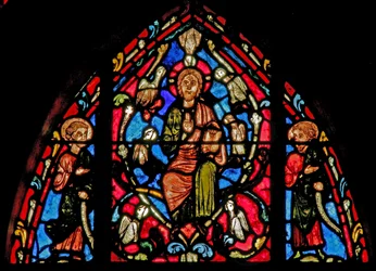 Fenêtre w0 représentant le Christ avec les sept colombes du Saint-Esprit