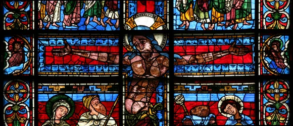 Fenêtre w0 représentant la Crucifixion avec le soleil et la lune