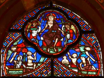 Fenêtre w0 représentant le Jugement Dernier : Christ et anges portant les instruments de la Crucifixion : lance et Croix