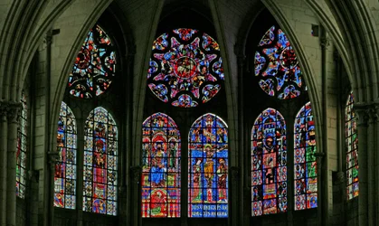 Fenêtre w100 représentant une vue des fenêtres du triforium à l