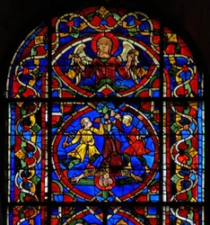 Fenêtre w107a représentant un ange et la crucifixion de Saint Pierre