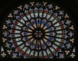 La rosace nord, représentant les Apôtres, Évangélistes, évêques, rois, martyrs, Saint Pierre et Saint Paul (rosace - intérieur)