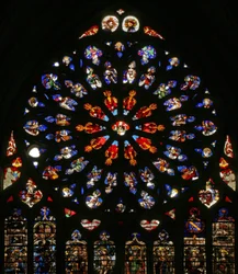 Fenêtre w135 représentant Dieu, séraphins, anges musiciens et dix des Apôtres. Les lancettes en dessous contiennent des figures de la fin du XVIe siècle, les saints patrons des chanoines de l