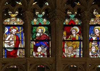 Fenêtre w137 représentant le Christ ressuscité avec des donateurs et leurs saints patrons