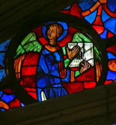 Fenêtre w141 représentant un ange avec un instrument de musique